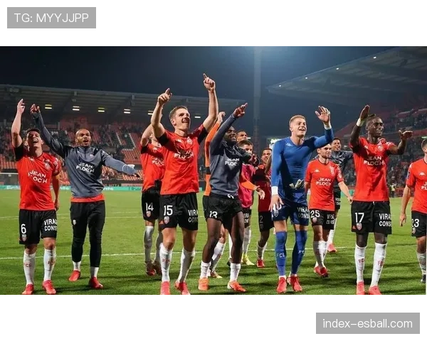 洛里昂防守阵型堆叠禁区 最大限度压缩进攻空间但体能消耗大